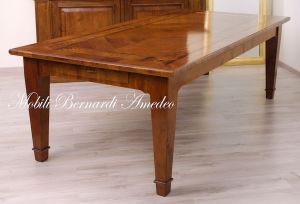 Riproduzione di tavolo da pranzo costruito artigianalmente ciliegio con intarsi in legno di noce e ulivo stile classico